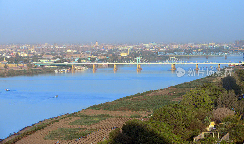 喀土穆市中心的农田和喀土穆北部的天际线-青尼罗河滨水- El Mek Nimir桥，青尼罗河桥和武装部队桥，克拉图姆，苏丹